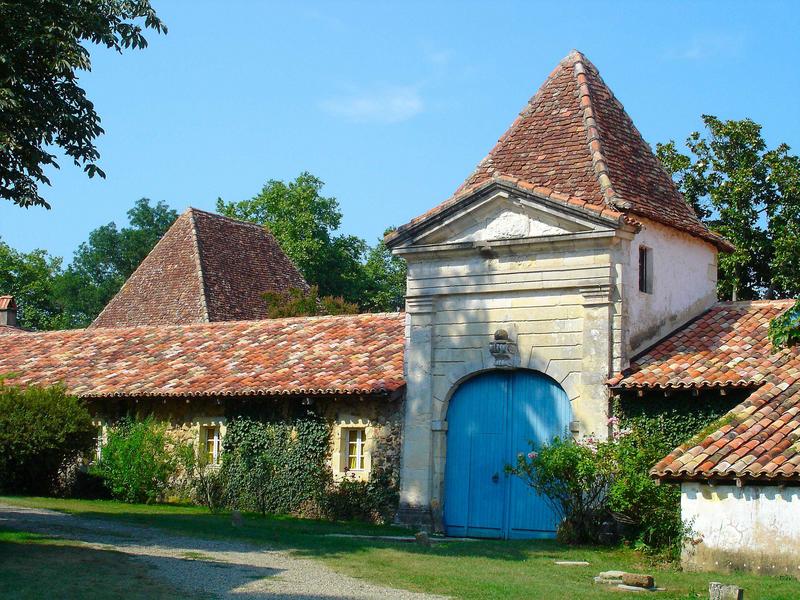 vue partielle de la façade sud des communs