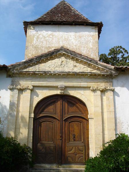 vue générale du porche d'entrée de la façade est