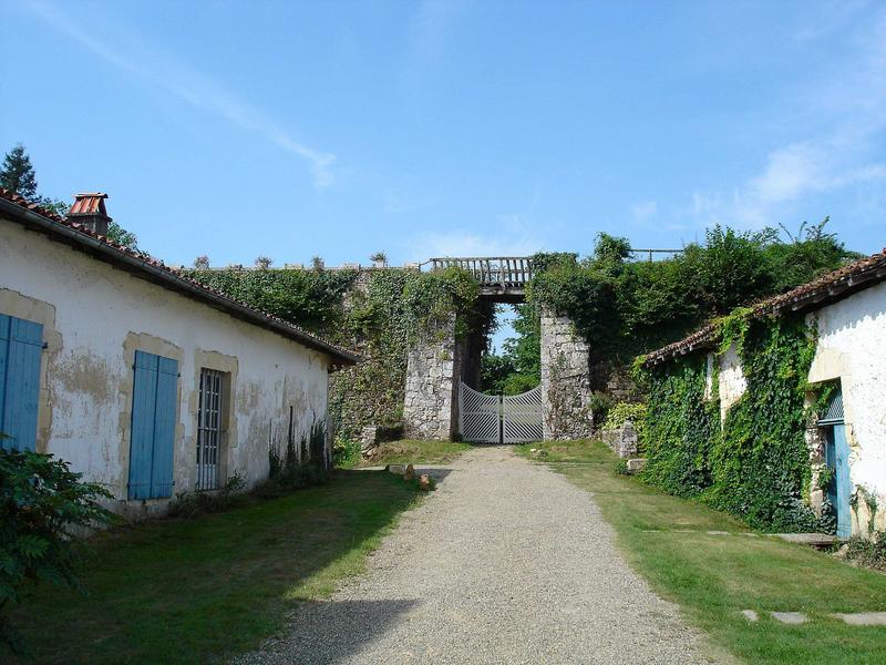 vue partielle de la façade nord du château et de la façade sud des communs