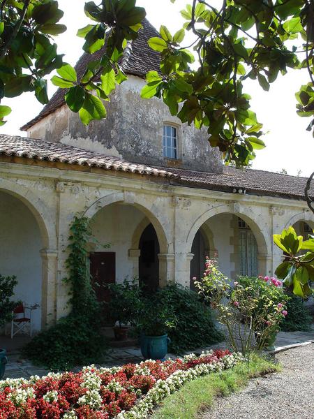 vue partielle de la façade est sur cour