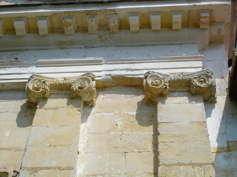 détail des chapiteaux sculptés de la façade sud sur jardin