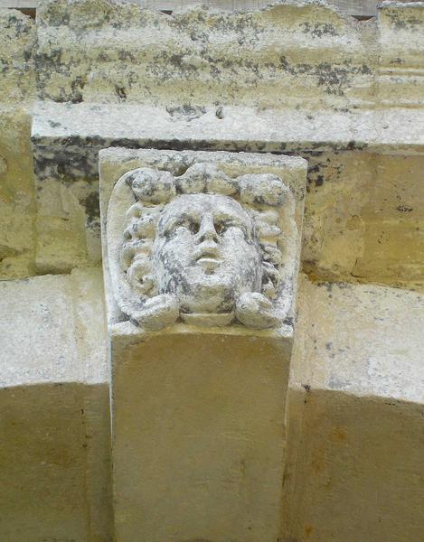 détail d'un mascaron sculpté situé dans la cour intérieure