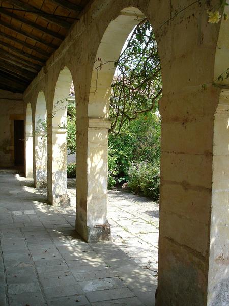 vue partielle de la galerie sur cour