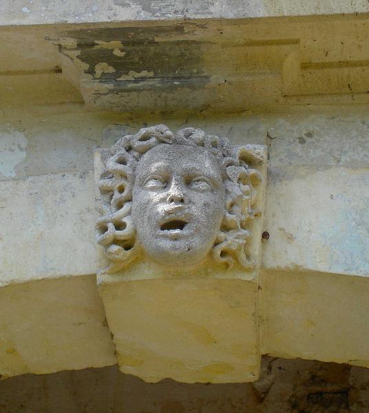 détail d'un mascaron sculpté situé dans la cour intérieure