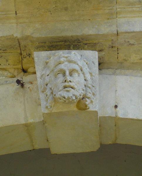 détail d'un mascaron sculpté situé dans la cour intérieure