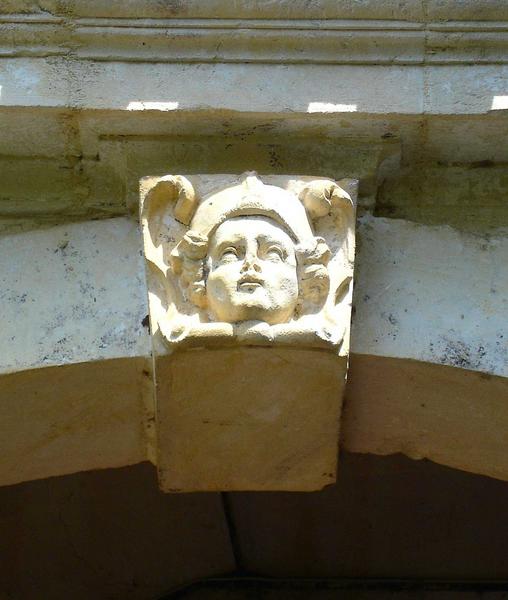 détail d'un mascaron sculpté situé dans la cour intérieure