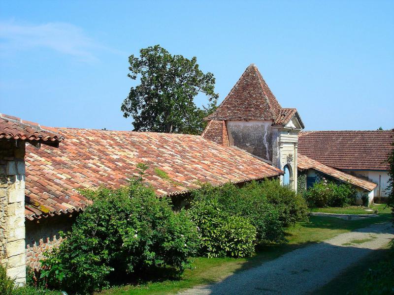 vue partielle de la façade sud des communs