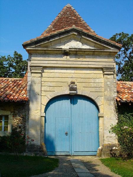 vue générale du porche sud de la façade des communs