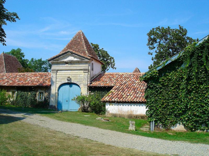 vue partielle de la façade sud des communs