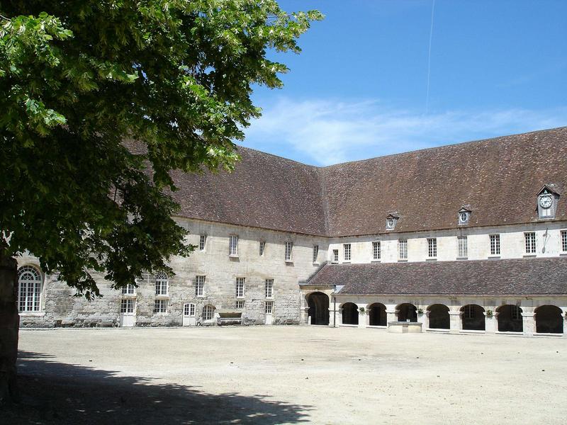 vue partielle des façades sud et est de la cour du cloître