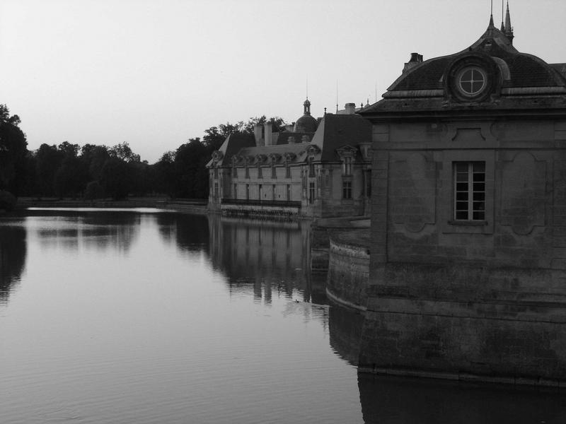 Vue partielle du château et du pavillon d'entrée de gauche