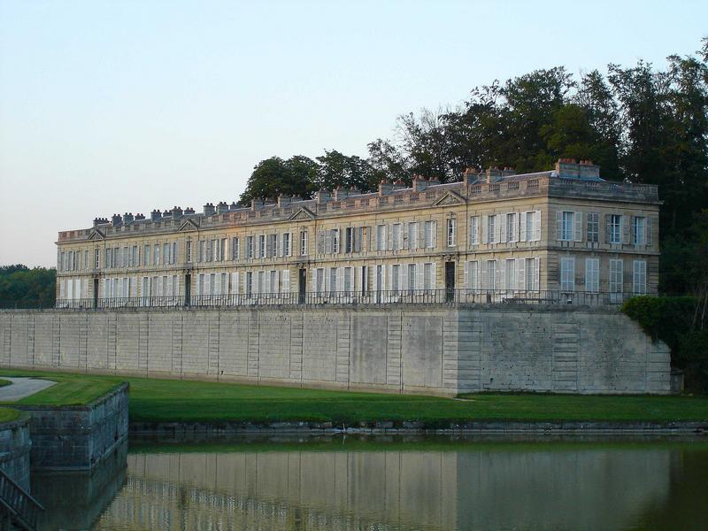 Vue générale de la façade ouest du château d'Enghien