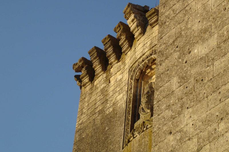 vue partielle d'une statue située dans la façade ouest