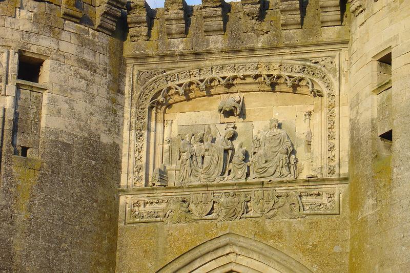 détail de la scène sculptée située au-dessus du porche d'entrée ouest