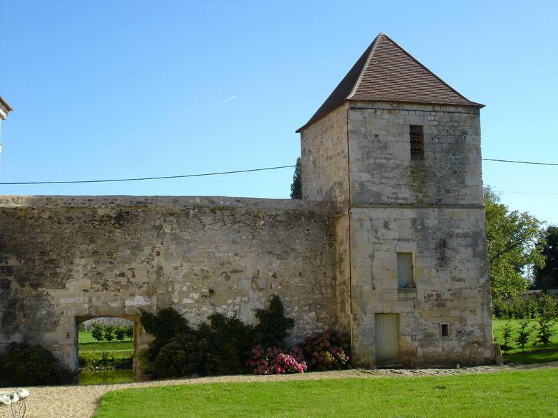 vue partielle de la façade nord sur cour