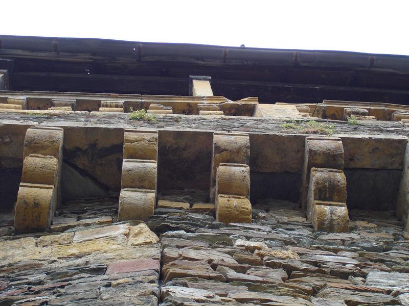 détail des corbeaux de pierre soutenant une terrasse