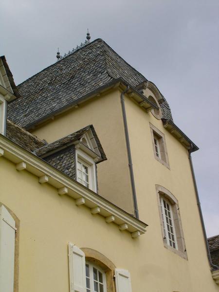 vue partielle de la tour carrée de la façade sud