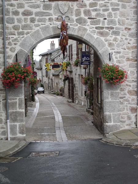 vue partielle de la porte de ville ouest