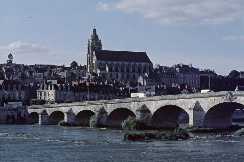 Vue générale de la ville, la cathédrale et le pont sur la Loire