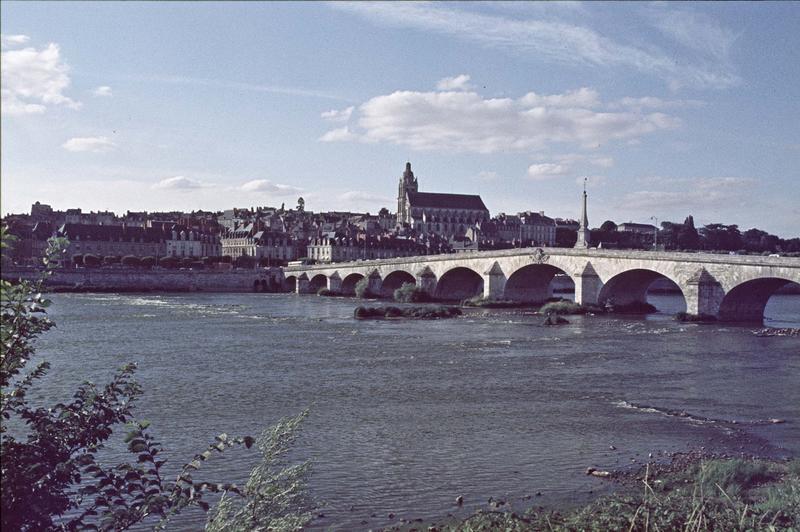 Vue générale de la ville, la cathédrale et le pont sur la Loire