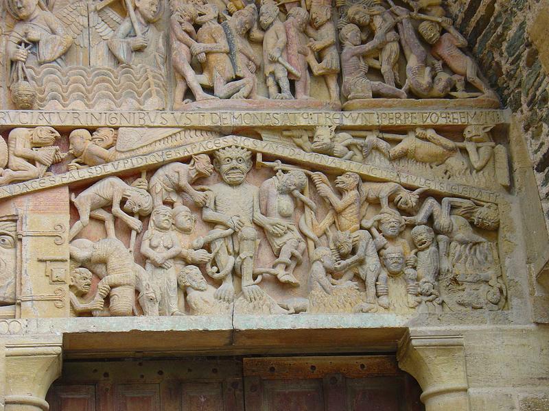 vue partielle du tympan sculpté de la façade occidentale : le jugement dernier