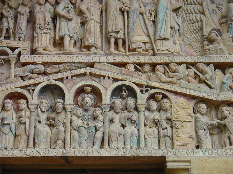 vue partielle du tympan sculpté de la façade occidentale : le jugement dernier