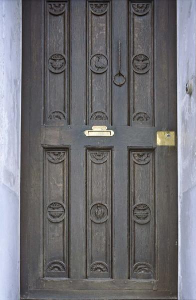 vantail de la porte d'accès à l'escalier