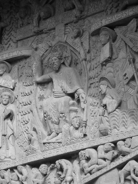 vue partielle du tympan sculpté de la façade occidentale : le jugement dernier