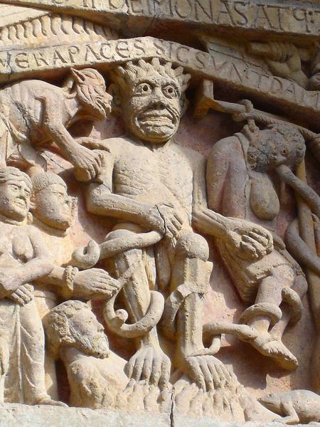 vue partielle du tympan sculpté de la façade occidentale : le jugement dernier