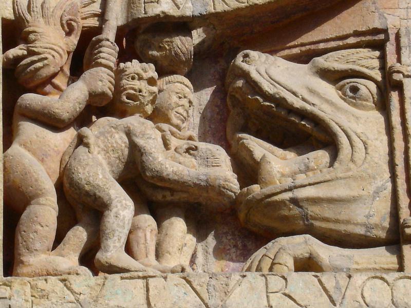 vue partielle du tympan sculpté de la façade occidentale : le jugement dernier