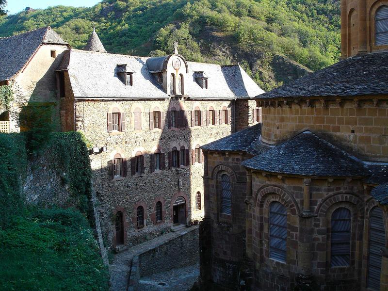 vue partielle, façade ouest, vue partielle du chevet de l'abbaye Sainte-Foy