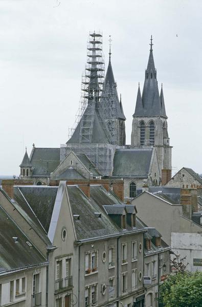 Flèches sous échafaudages et maisons environnantes