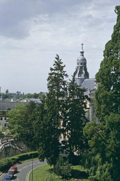 Clocher et maisons environnantes