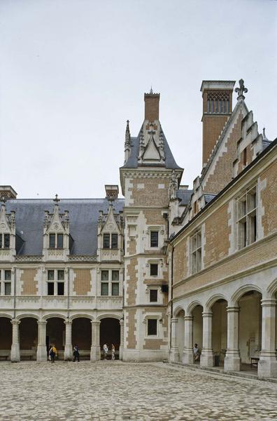 Cour intérieure : tourelle d'escalier et colonnades des ailes François 1er et Louis XII