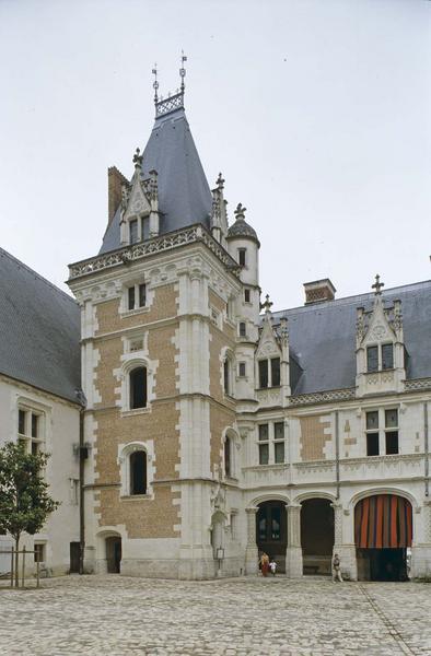 Cour intérieure : tourelle d'escalier à l'angle des ailes François 1er et Louis XII