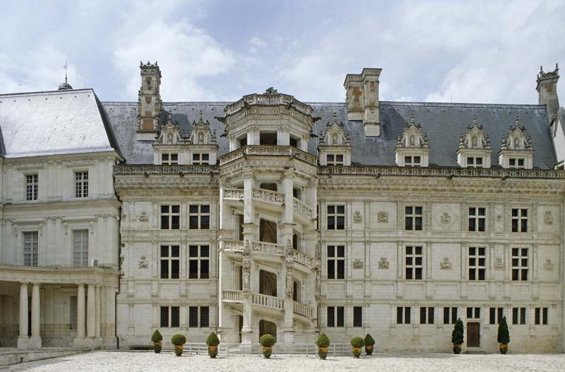 Cour intérieure : aile de François 1er et tourelle de l'escalier d'honneur