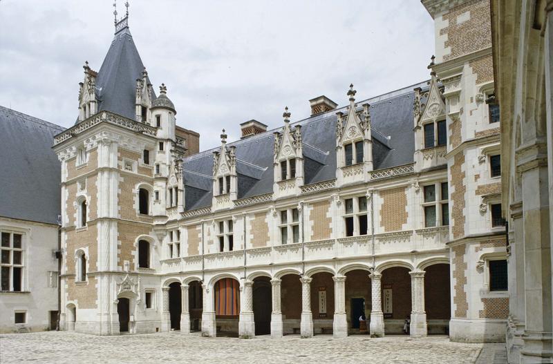 Cour intérieure : aile de François 1er et tourelle d'escalier