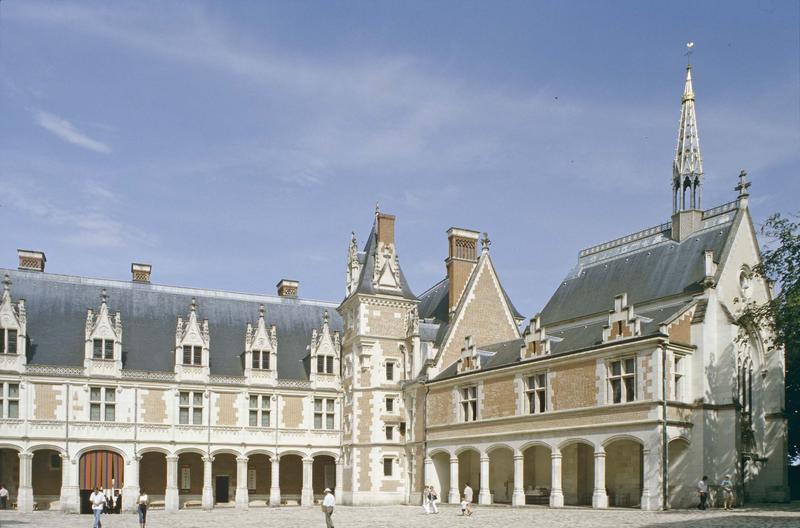 Cour intérieure : ailes de François 1er et de Louis XII