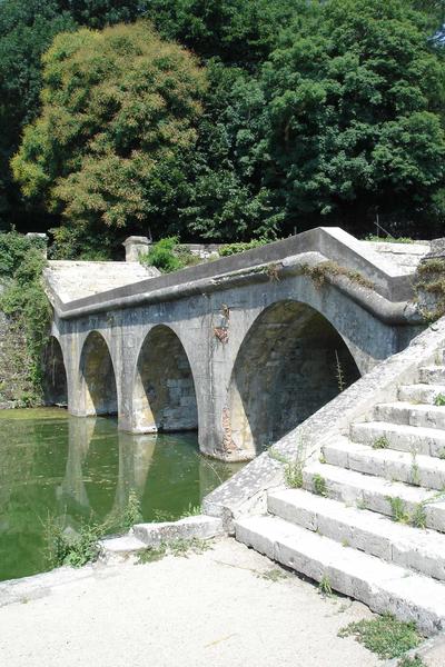 vue générale du pont enjambant le cours d'eau situé au sud du château