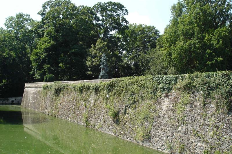 vue partielle du mur de soutènement longeant le cours d'eau situé au sud du château