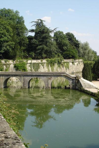 vue générale du pont enjambant le cours d'eau situé au sud du château