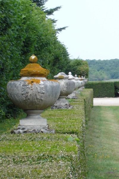 vue partielle du jardin, vases sculptés