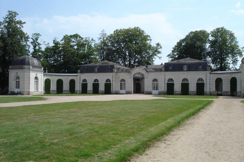 vue partielle des communs et du pavillon d'entrée, façade nord