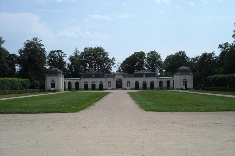 vue générale des communs et du pavillon d'entrée, façade nord