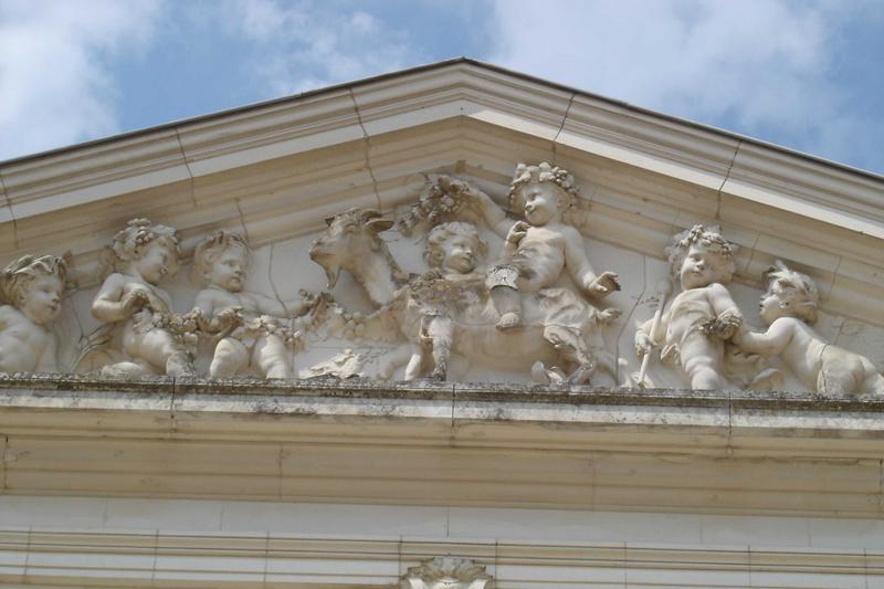 détail du fronton sculpté de l'avant corps central de la façade sud