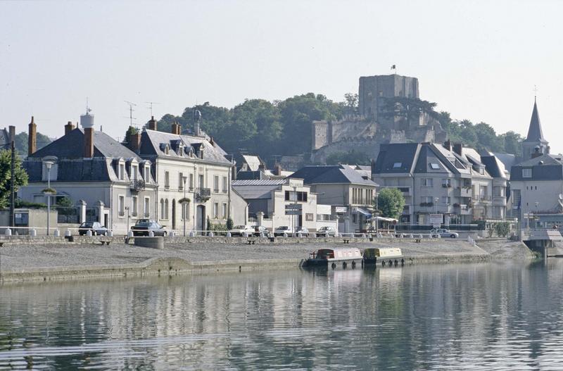 Vue générale de la ville, donjon et clocher de l'église