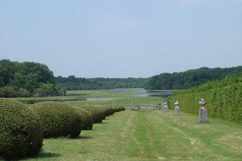 vue partielle du jardin et de l'étang situés au nord