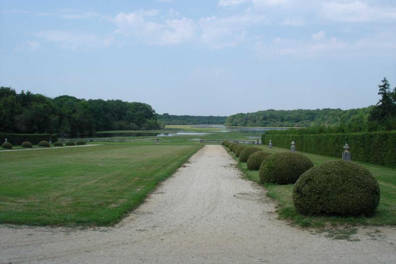 vue partielle du jardin et de l'étang situés au nord