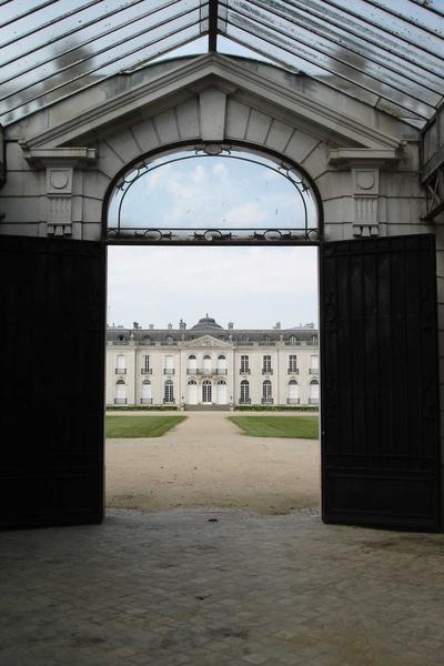 vue partielle de la façade sud depuis le pavillon d'entrée