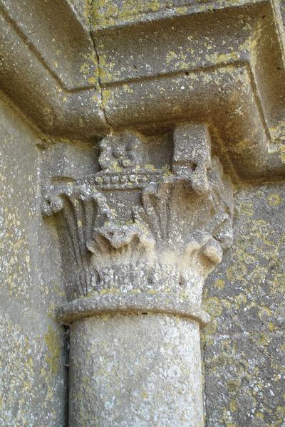 détail d'un des chapiteaux sculptés du porche d'entrée ouest